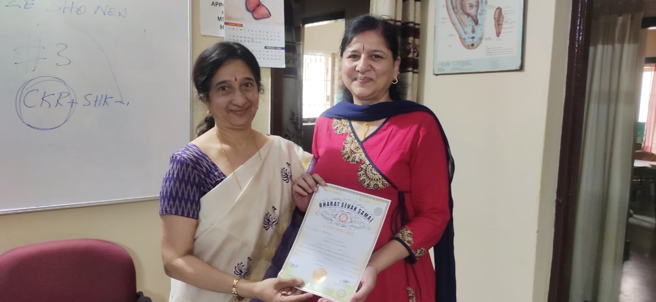 Harini Iyengar receiving Diploma cerificate in Acupuncture from Dr Latha Murli